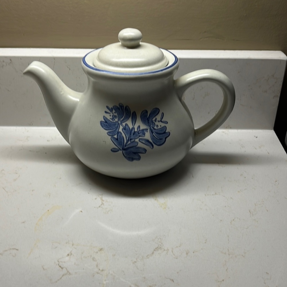 Pfaltzgraff teapot and 6 matching cups/saucers